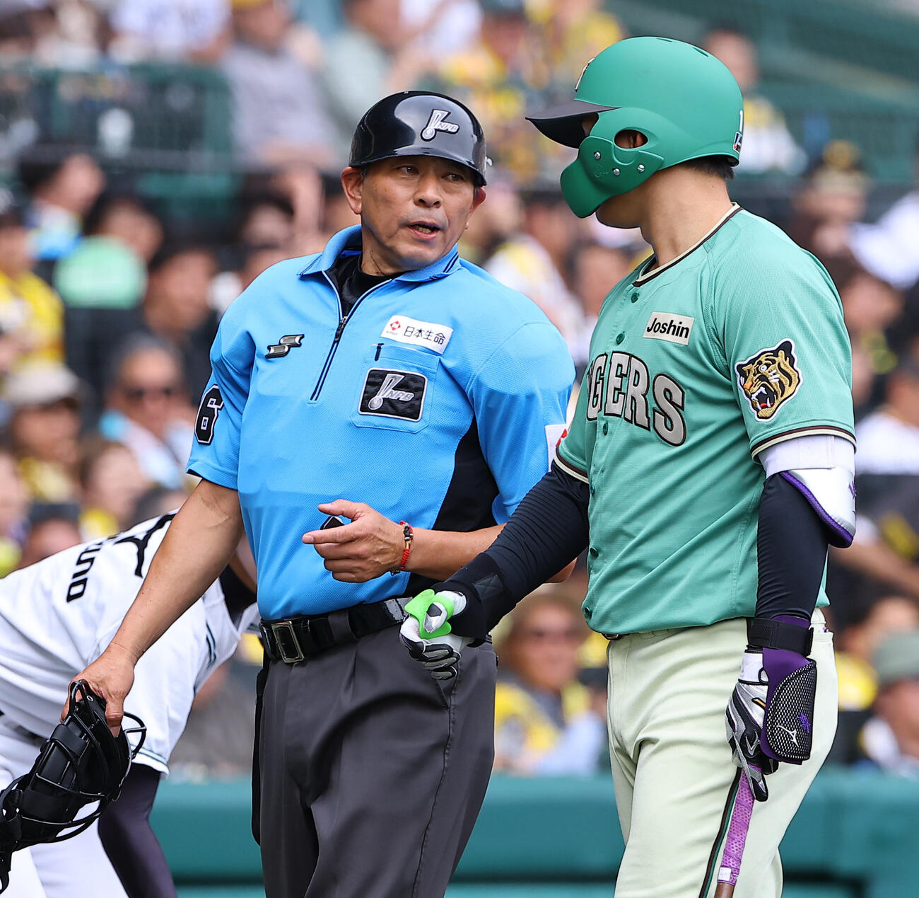 阪神対楽天　5回裏阪神2死一塁、三振に倒れた森下翔太（右）は真鍋球審と話しながらベンチに引き揚げる（撮影・上田博志）