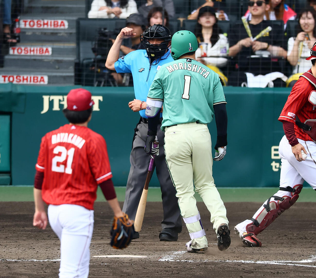 阪神対楽天　5回裏阪神2死一塁、三振に倒れた森下翔太。投手早川隆久（撮影・加藤哉）