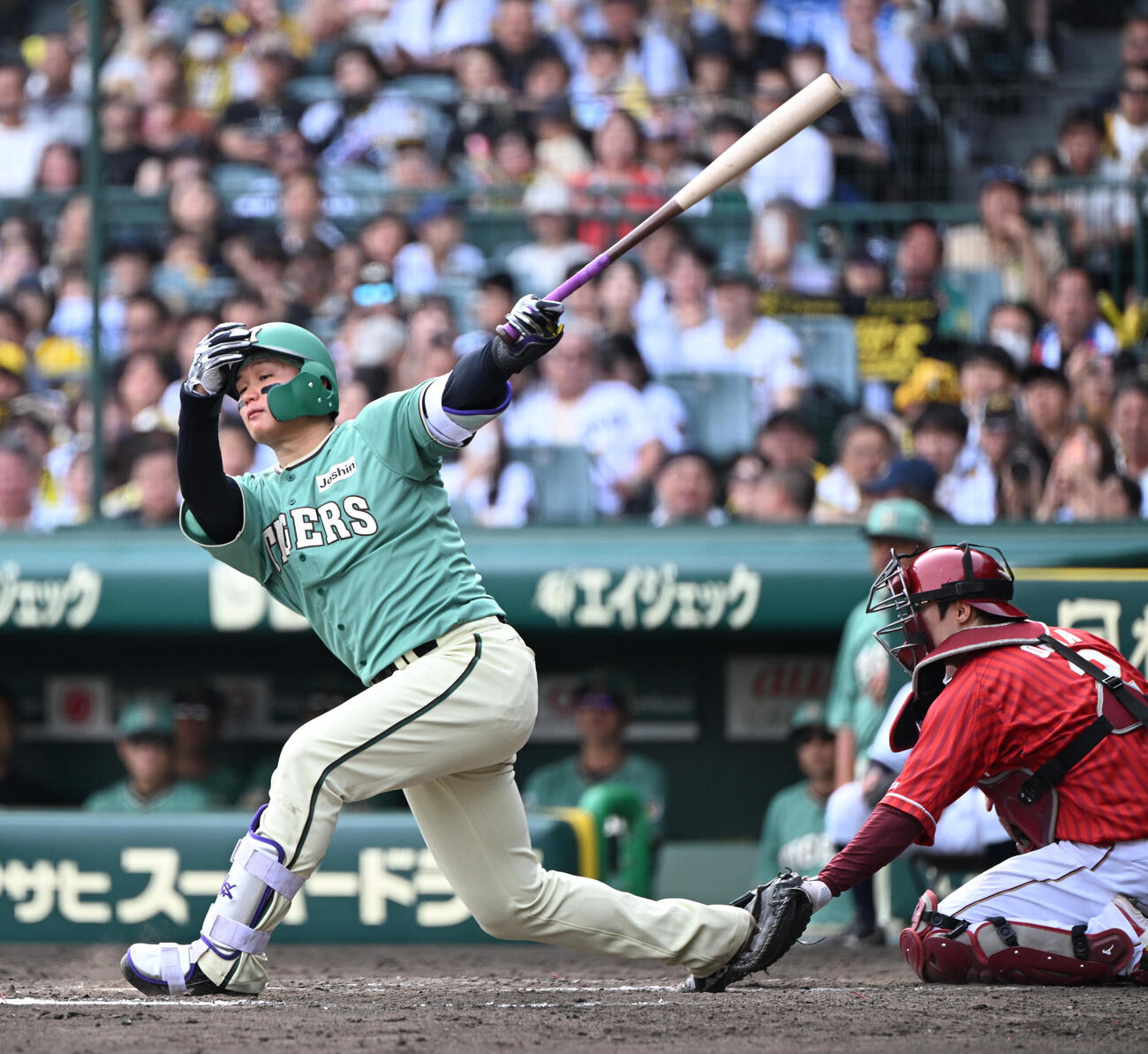 阪神対楽天　5回裏阪神2死一塁、空振り三振する森下翔太（撮影・和賀正仁）