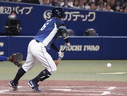 【動画】西武隅田知一郎が場内驚きのセーフティスクイズ！自ら援護し塁上でバンザイ