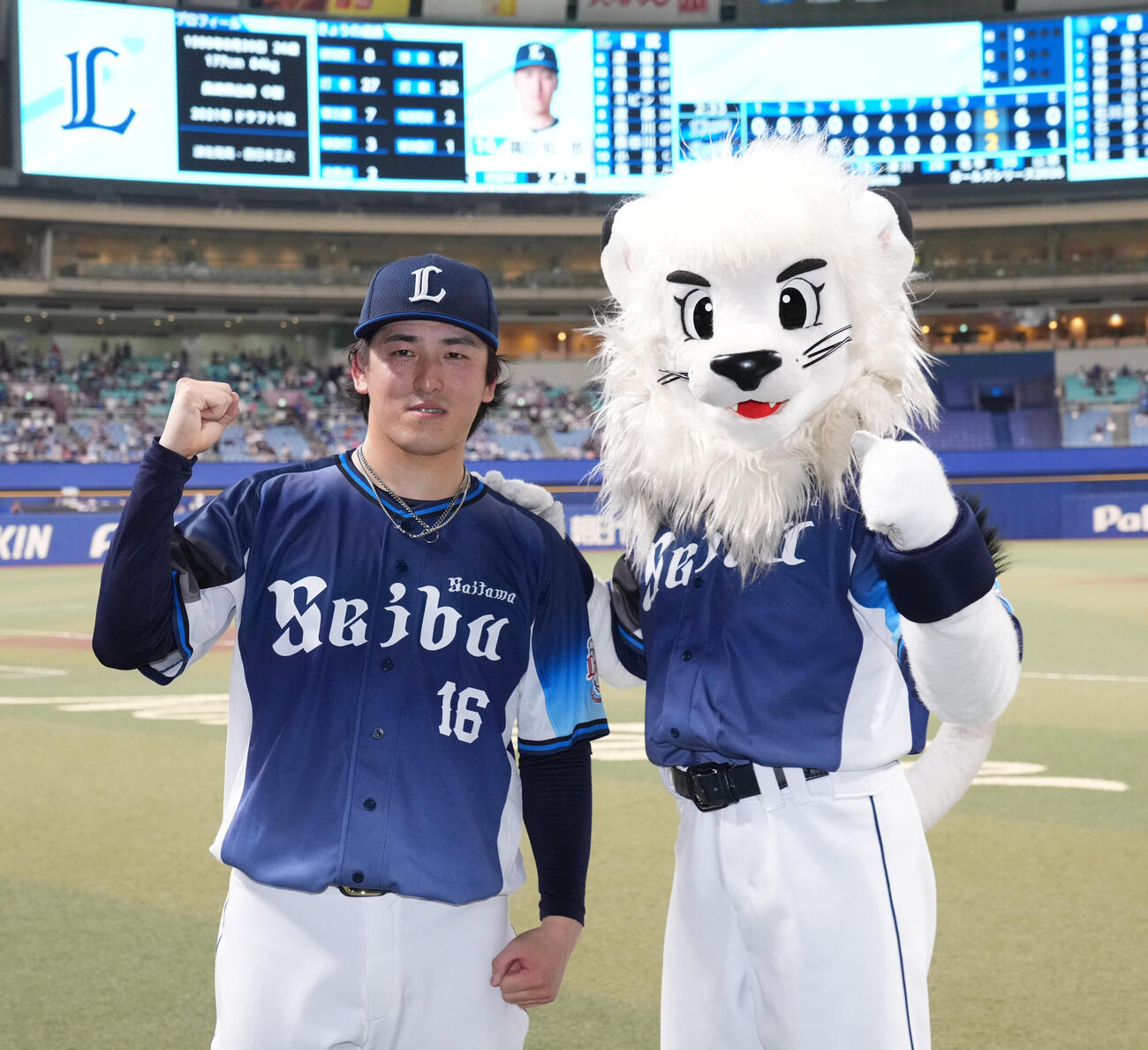 中日対西武　隅田知一郎（左）はヒーローインタビューを終えレオとポーズを決める（撮影・森本幸一）