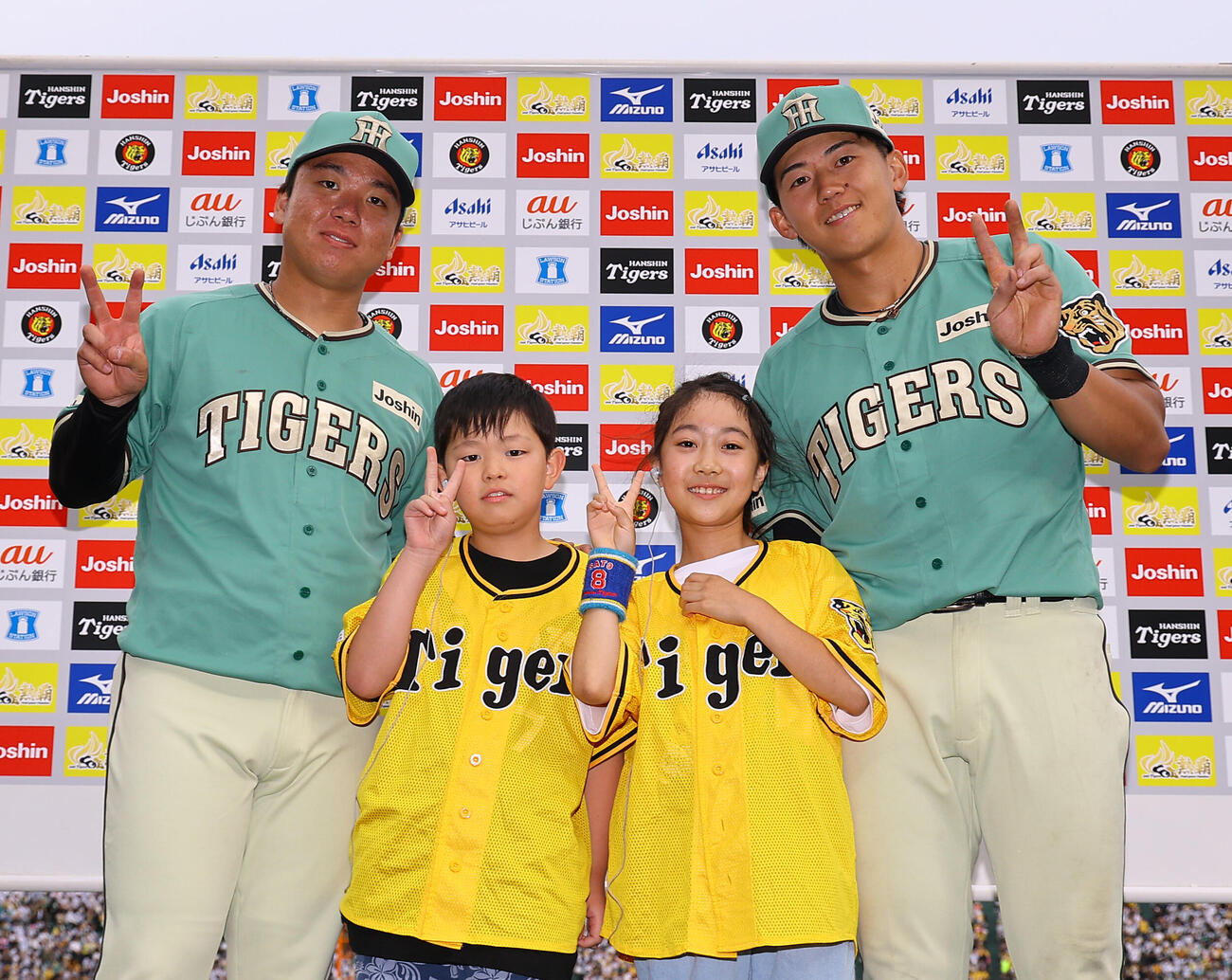 阪神対楽天　インタビューをした子供ファンと記念撮影をする村上頌樹（左）と立石正広（撮影・上田博志）
