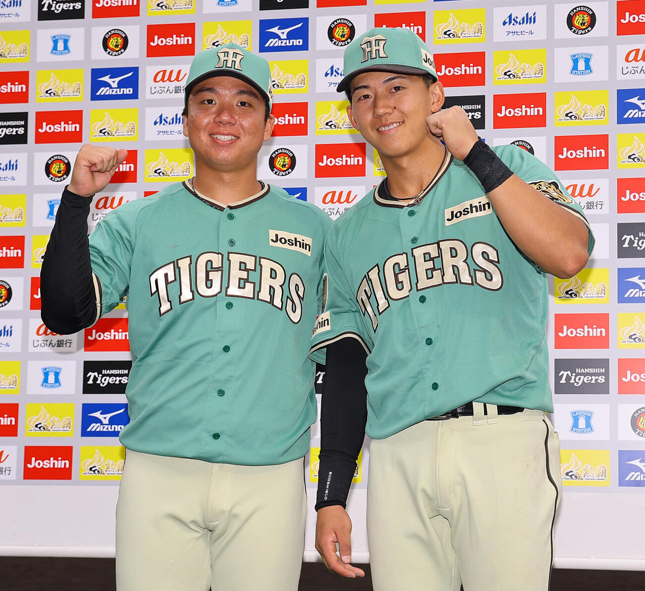 阪神対楽天　お立ち台でガッツポーズをする村上頌樹（左）と立石正広（撮影・上田博志）