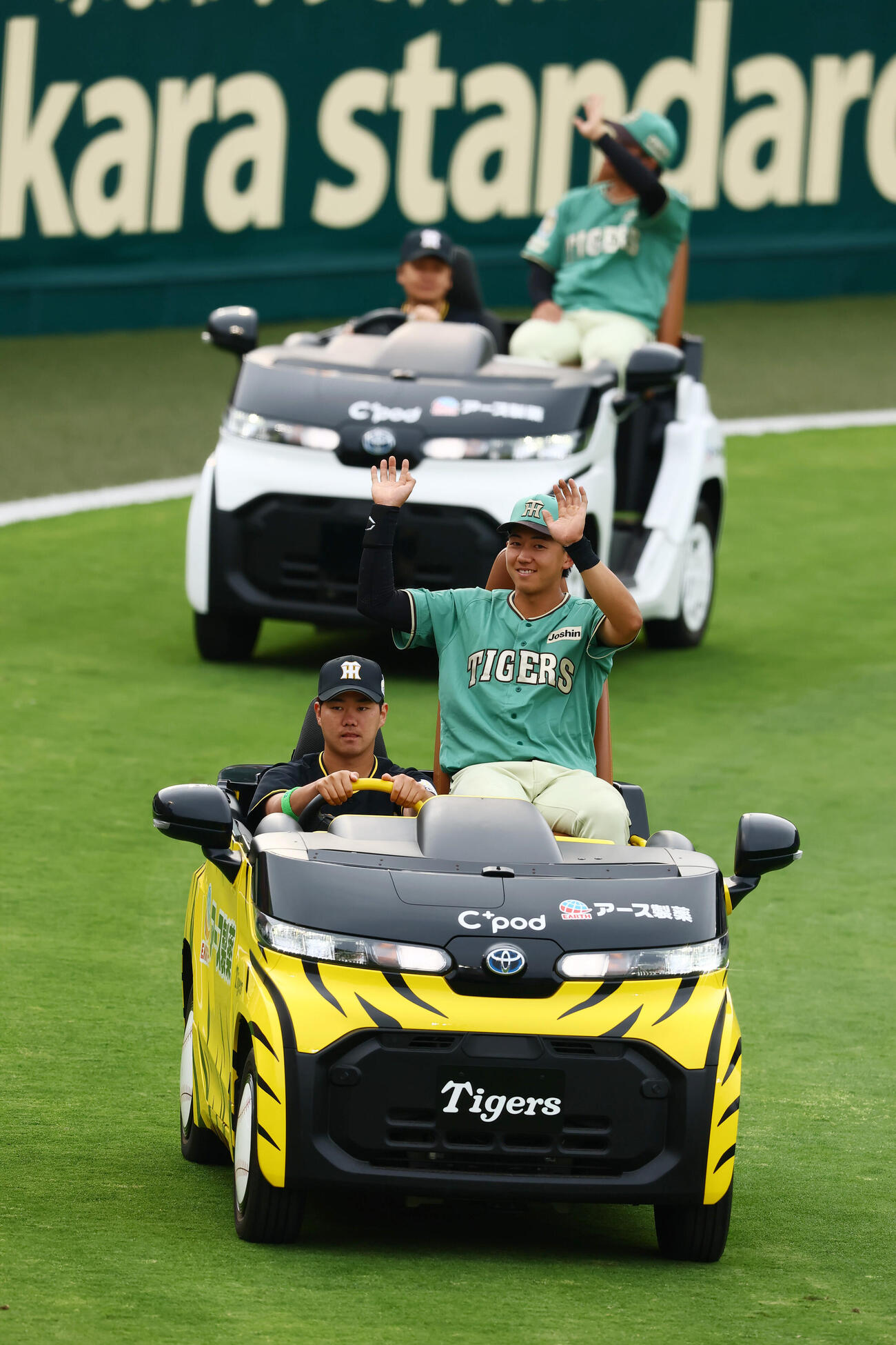 阪神対楽天　楽天に勝利しリリーフカーで場内1周する阪神立石正広（撮影・加藤哉）