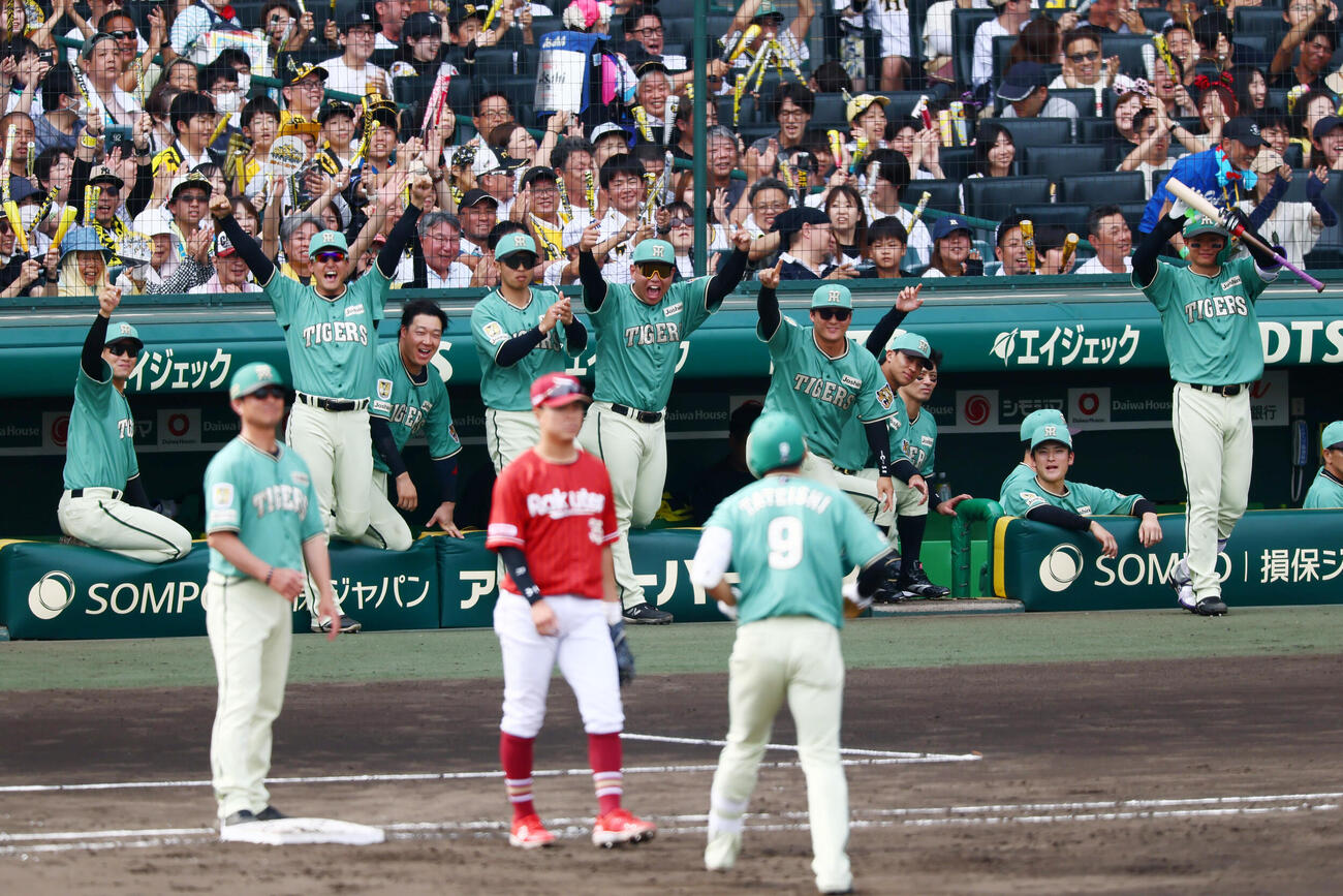 阪神対楽天　5回裏阪神1死三塁、立石正広の先制適時打に盛り上がるべンチのナイン（撮影・加藤哉）