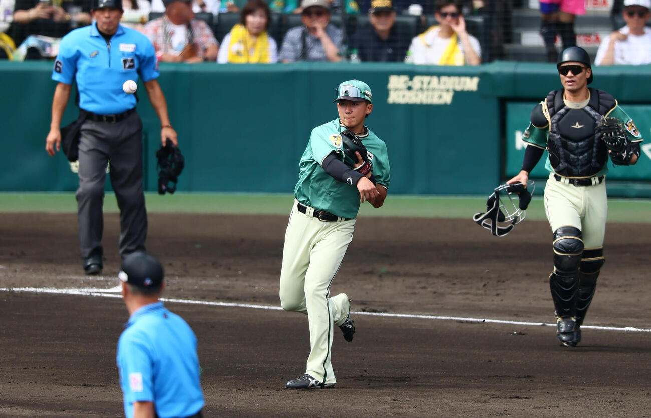 阪神対楽天　3回表楽天1死一塁、立石正広は早川隆久がバントした打球を二塁へ送球（撮影・加藤哉）