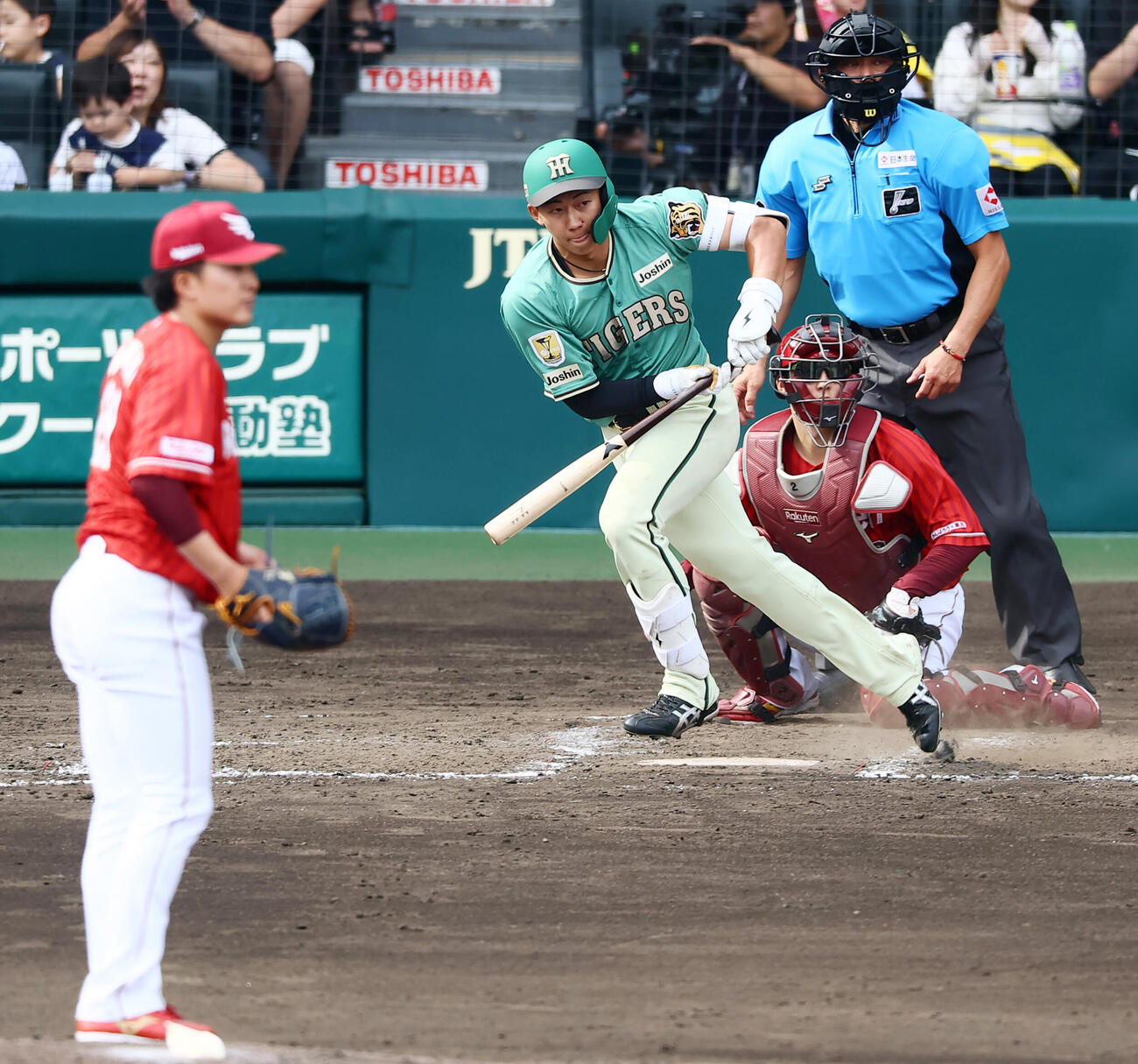 阪神対楽天　5回裏阪神1死三塁、立石正広は先制適時打を放つ。投手早川隆久（撮影・加藤哉）