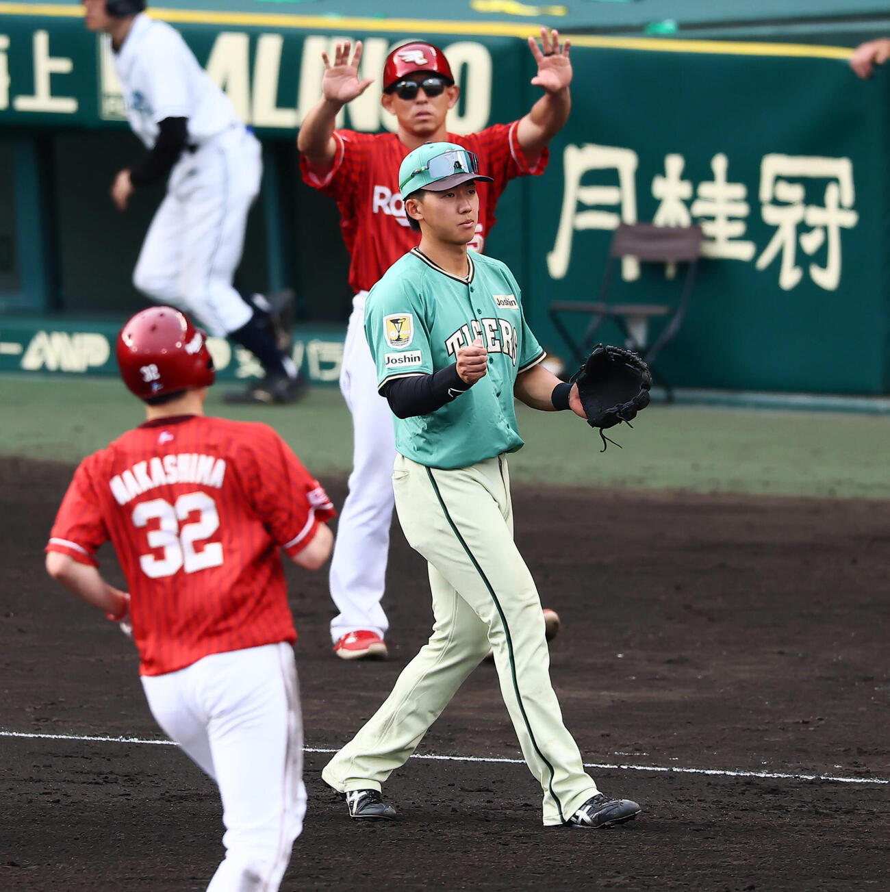 阪神対楽天　9回表楽天2死一塁、立石正広は代打鈴木大地の中飛で試合終了となりグラブを叩く（撮影・加藤哉）