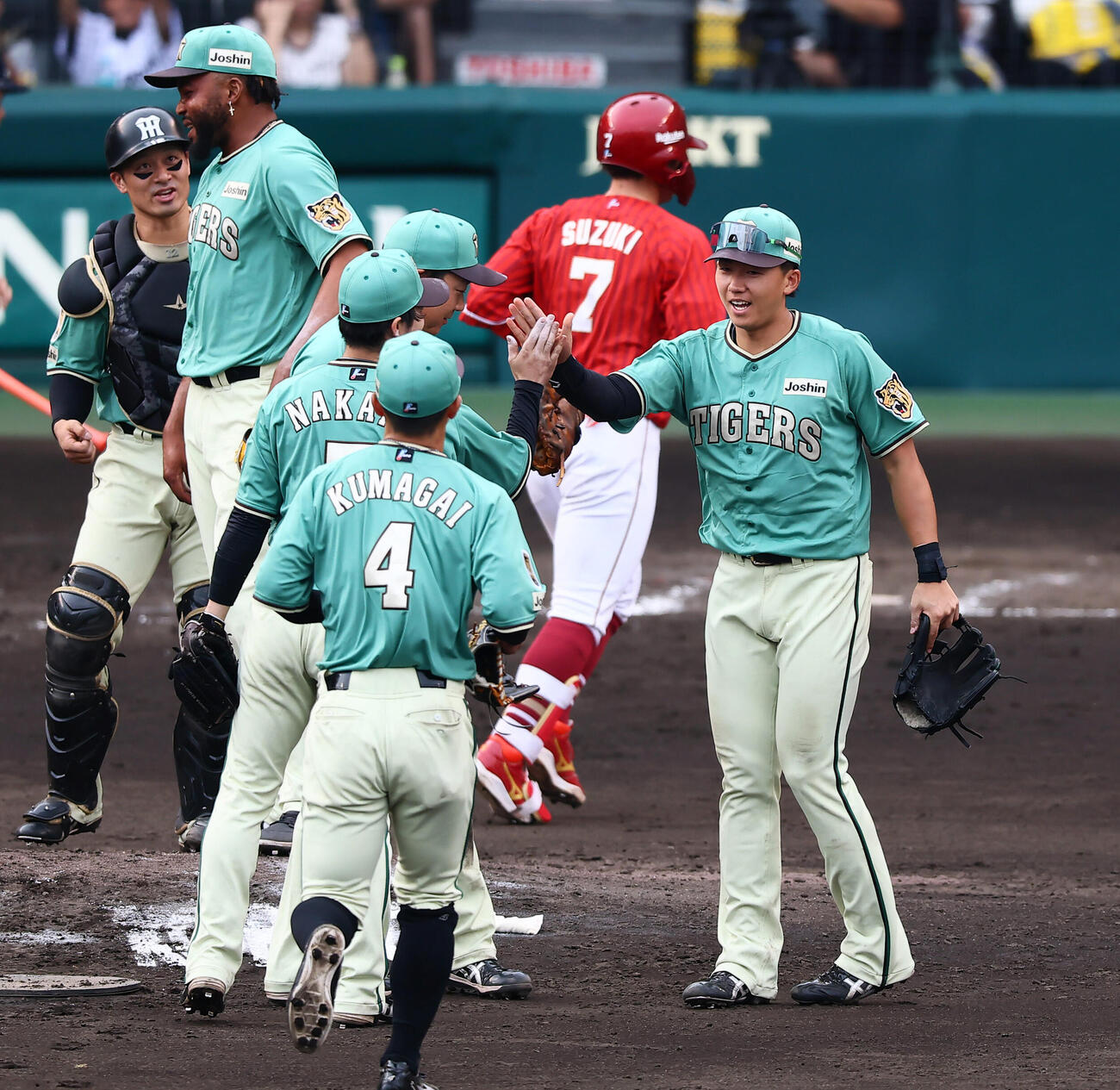 阪神対楽天　9回表楽天2死一塁、立石正広は代打鈴木大地の中飛で試合終了となりマウンドでナインとタッチする（撮影・加藤哉）