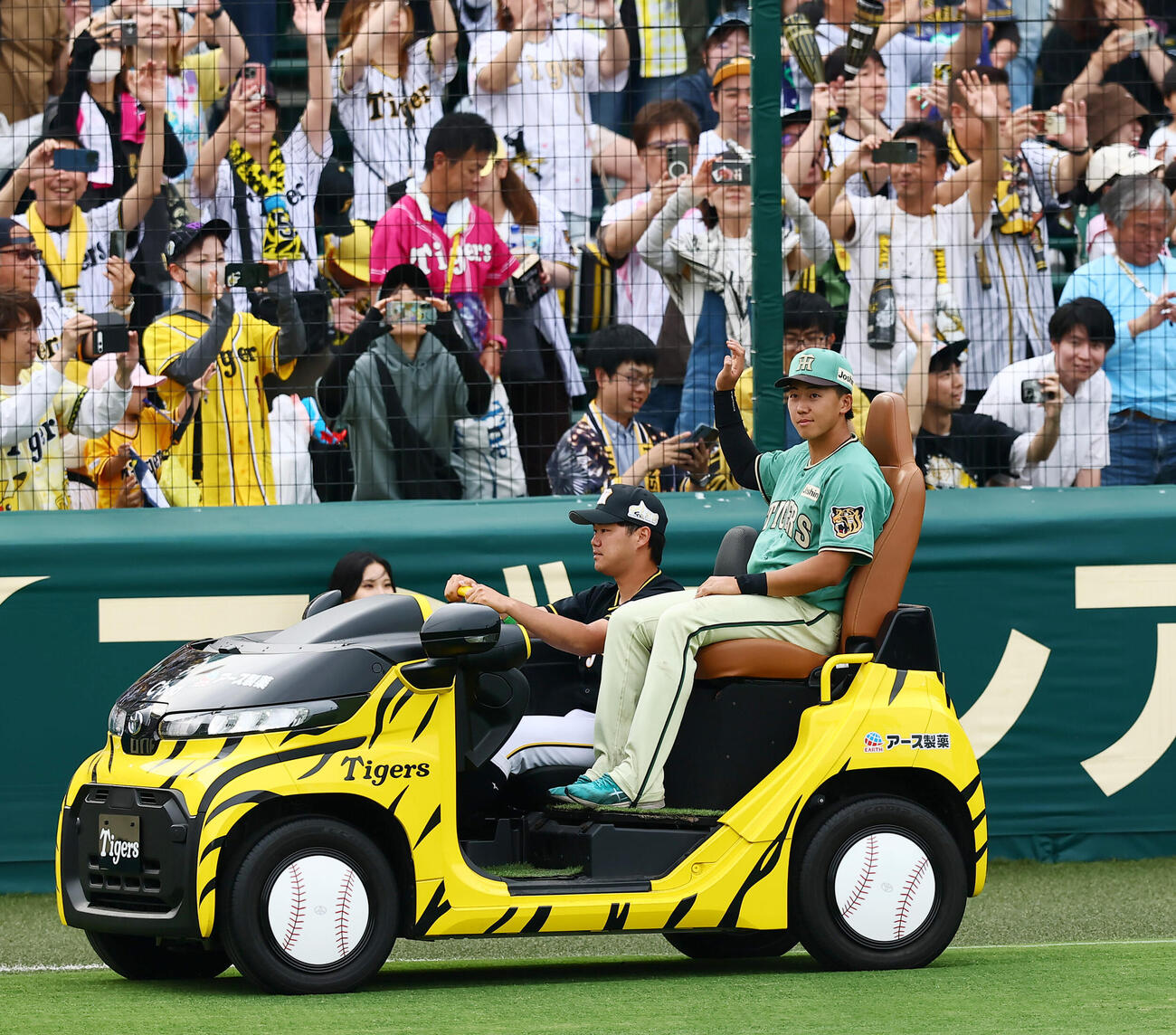 阪神対楽天　楽天に勝利しリリーフカーで場内1周する阪神立石正広（撮影・加藤哉）