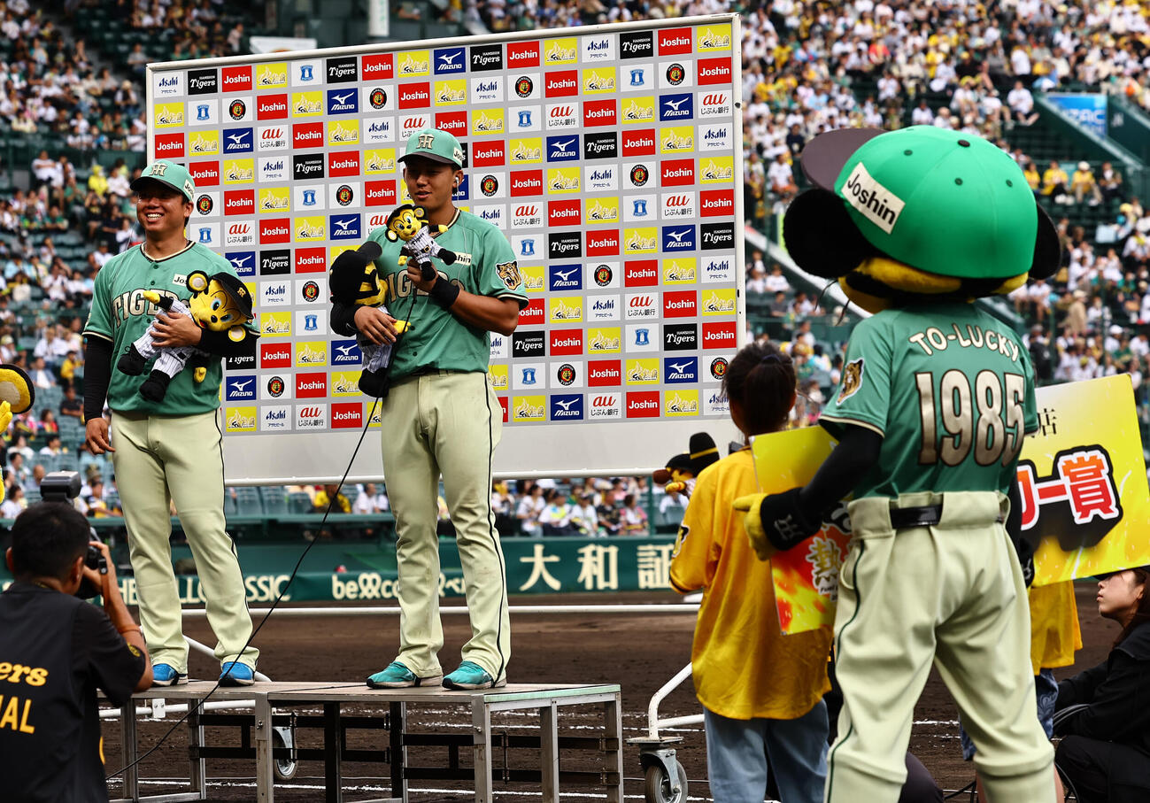 阪神対楽天　子供ファンのインタビューに答える村上頌樹（左）と立石正広（撮影・上田博志）