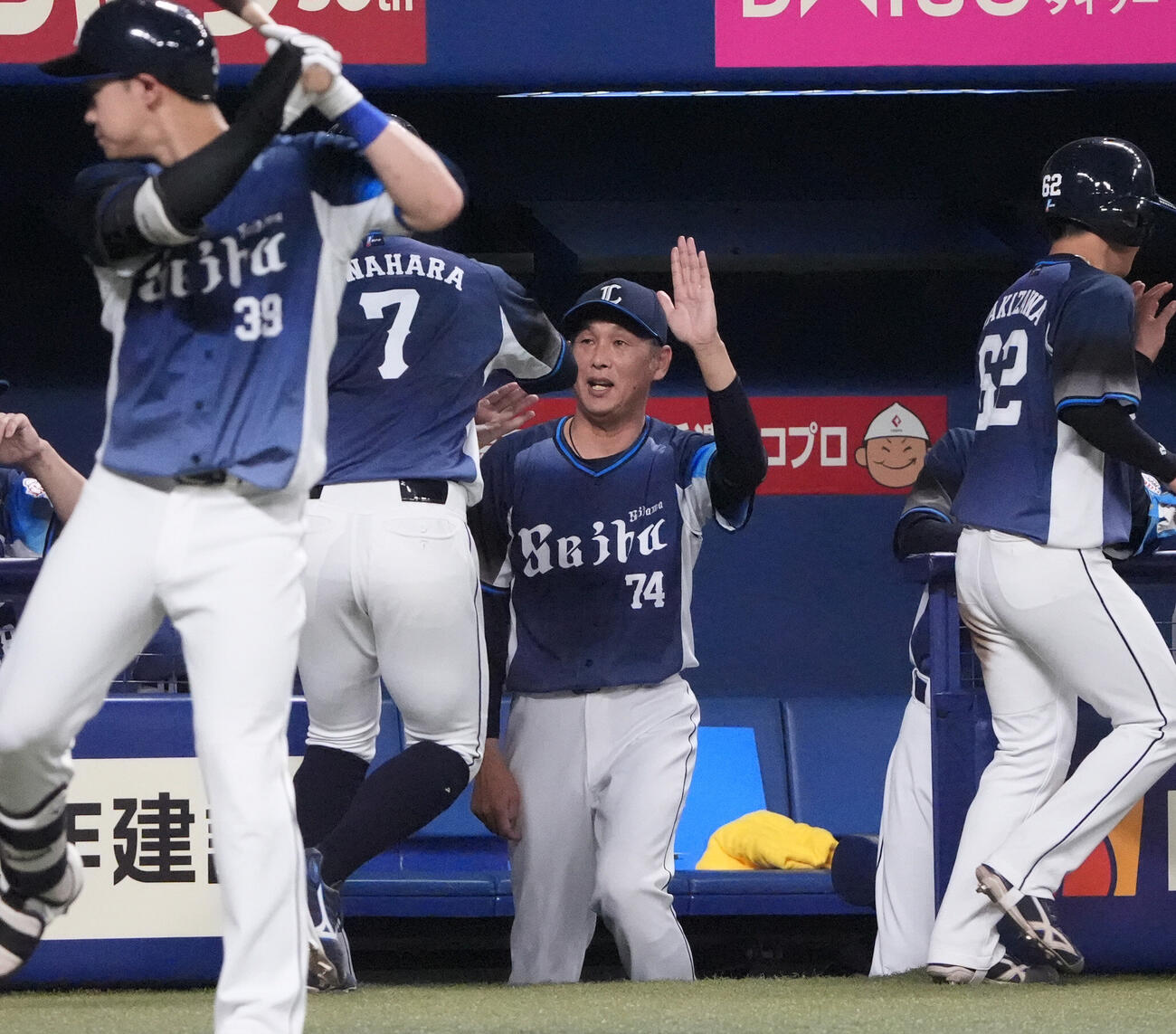 中日対西武　6回表西武2死一、三塁、西口文也監督（中央）は3点本塁打を放ったタイラー・ネビンらナインを迎える（撮影・森本幸一）