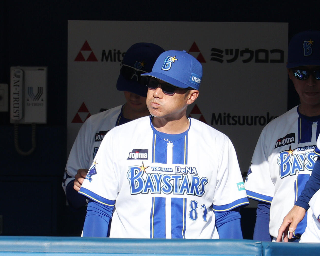 DeNA対ソフトバンク　厳しい表情で戦況を見つめるDeNA相川亮二監督（撮影・宮地輝）＝2026年6月6日