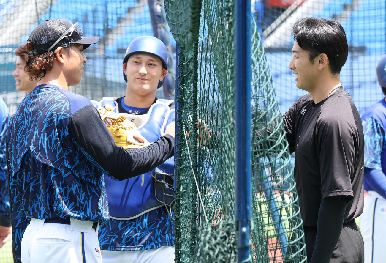 DeNA対ソフトバンク　試合前、あいさつを交わすDeNA九鬼隆平（左）、松尾汐恩（中央）、ソフトバンク山本祐大（撮影・宮地輝）