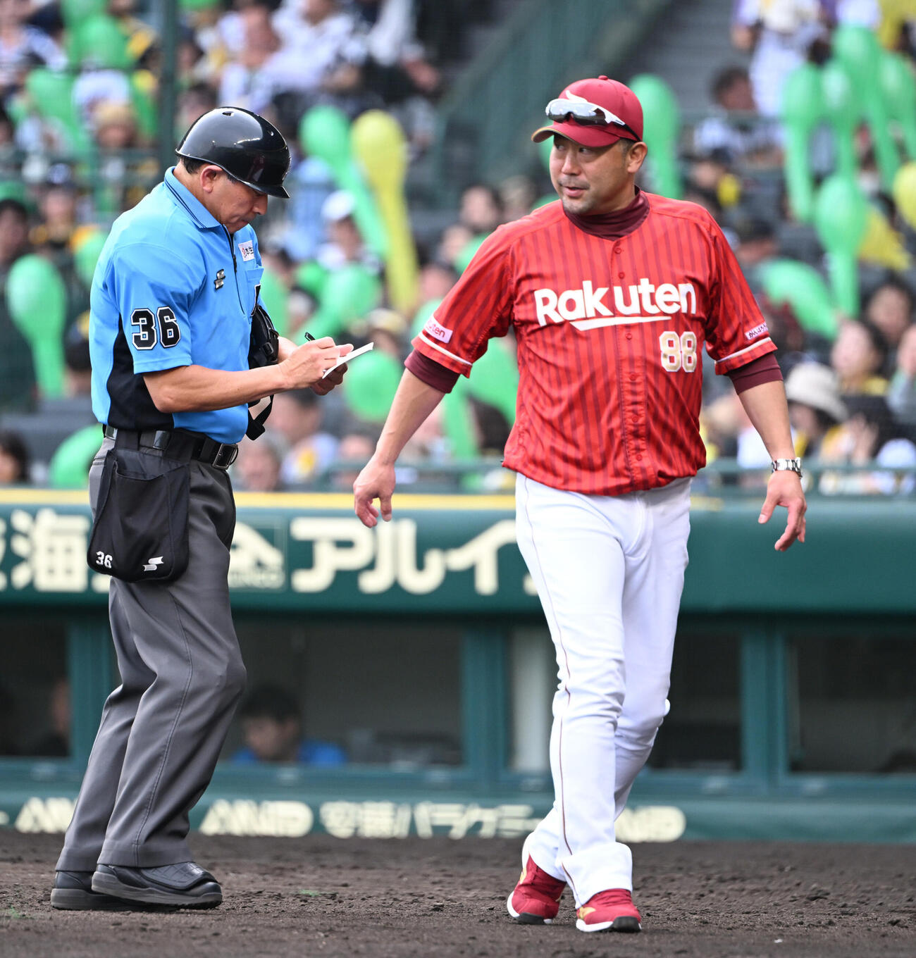 阪神対楽天　7回、選手の交代を告げる楽天三木肇監督（撮影・和賀正仁）