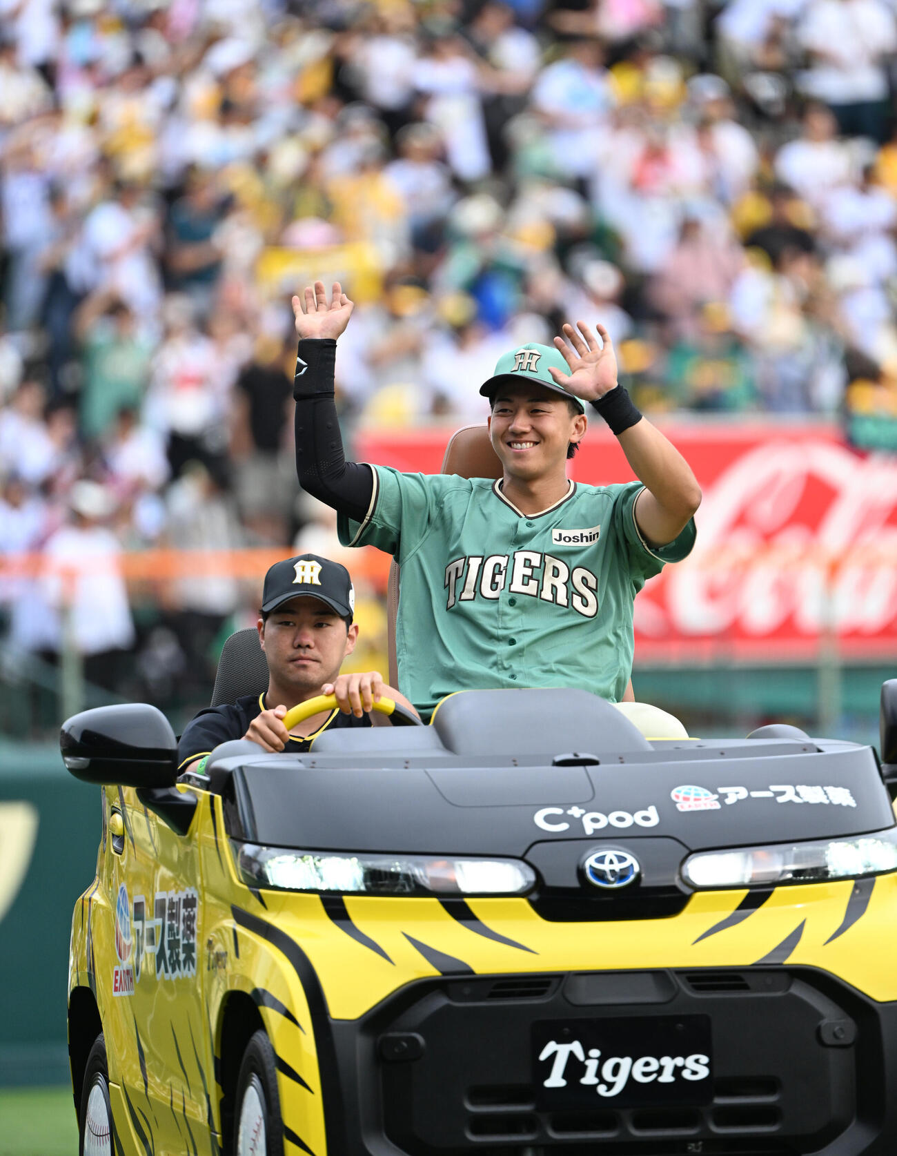 阪神対楽天　決勝点をたたき出した阪神立石正広はウイニングランで笑顔を見せる（撮影・和賀正仁）