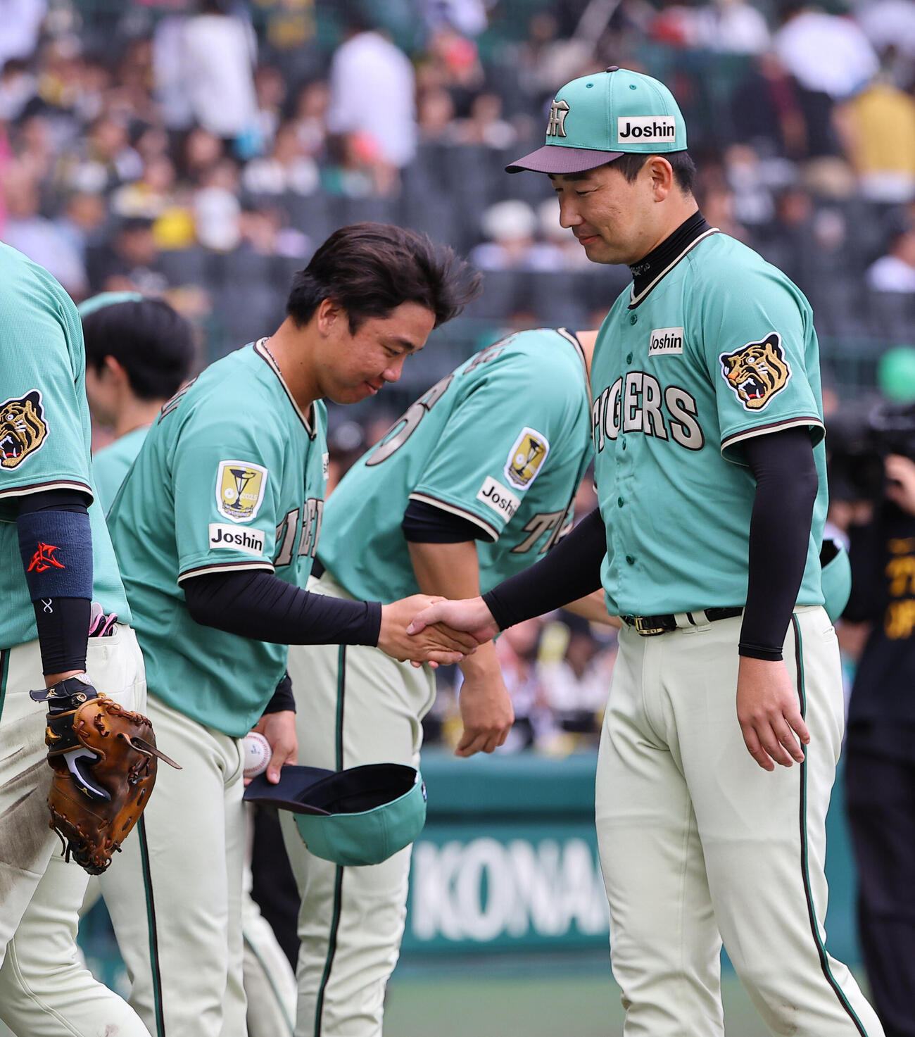 阪神対楽天　5勝目をあげた村上頌樹（左）は岩崎優と握手を交わす（撮影・上田博志）