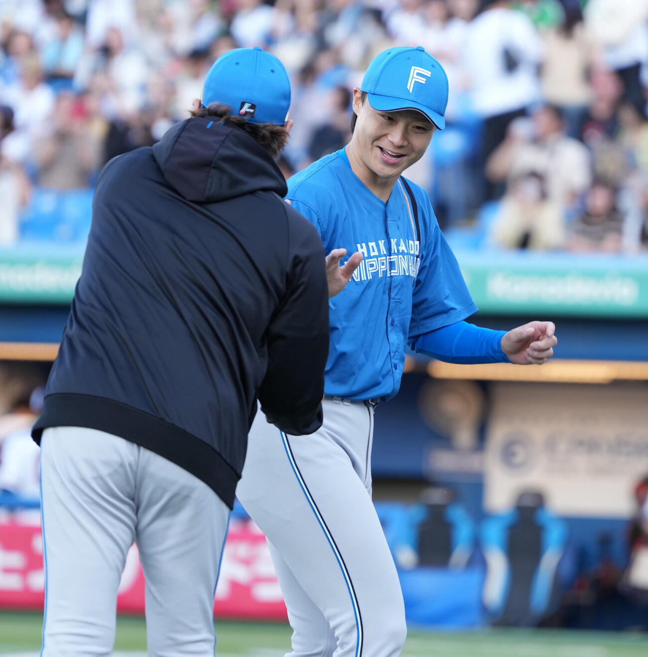 ヤクルト対日本ハム　今季初勝利を挙げた日本ハム先発の山崎福也（右）は新庄剛志監督の祝福を受ける（撮影・小沢裕）　