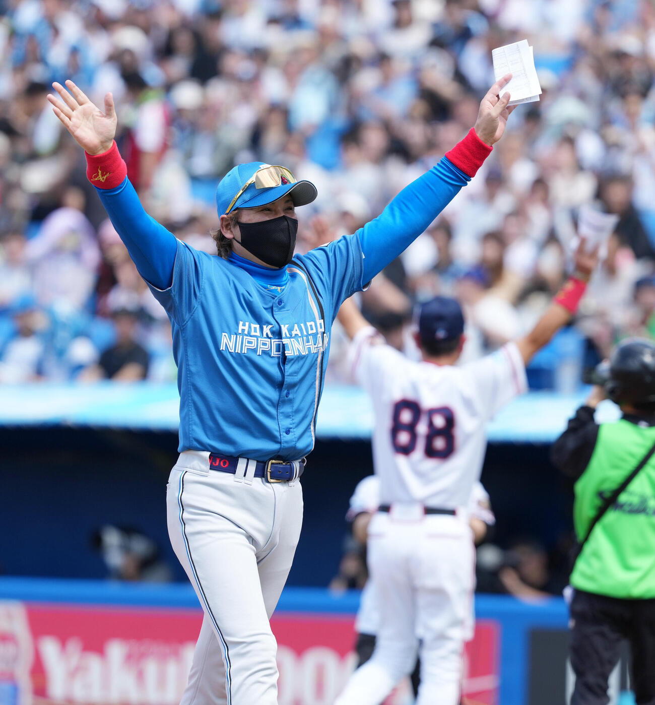 ヤクルト対日本ハム　試合前のメンバー表交換を終えスタンドの声援に応える日本ハム新庄剛志監督（撮影・小沢裕）