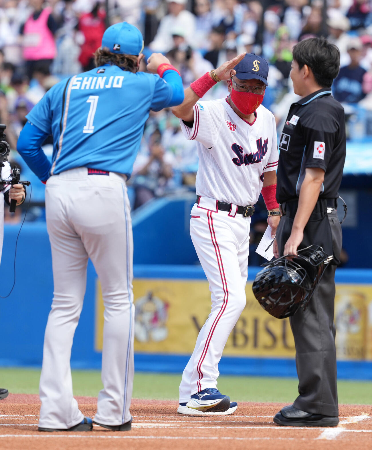 ヤクルト対日本ハム　試合前のメンバー表交換に臨む日本ハム新庄剛志監督（左）とヤクルト池山隆寛監督（撮影・小沢裕）