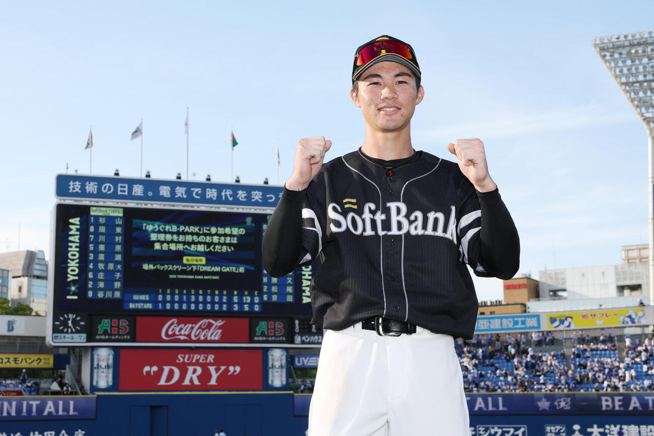 DeNA対ソフトバンク　勝利し笑顔でガッツポーズするソフトバンク庄子雄大（撮影・宮地輝）