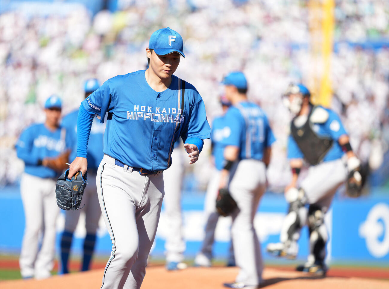 ヤクルト対日本ハム　6回途中無失点で降板する日本ハム先発の山崎福也（撮影・小沢裕）　
