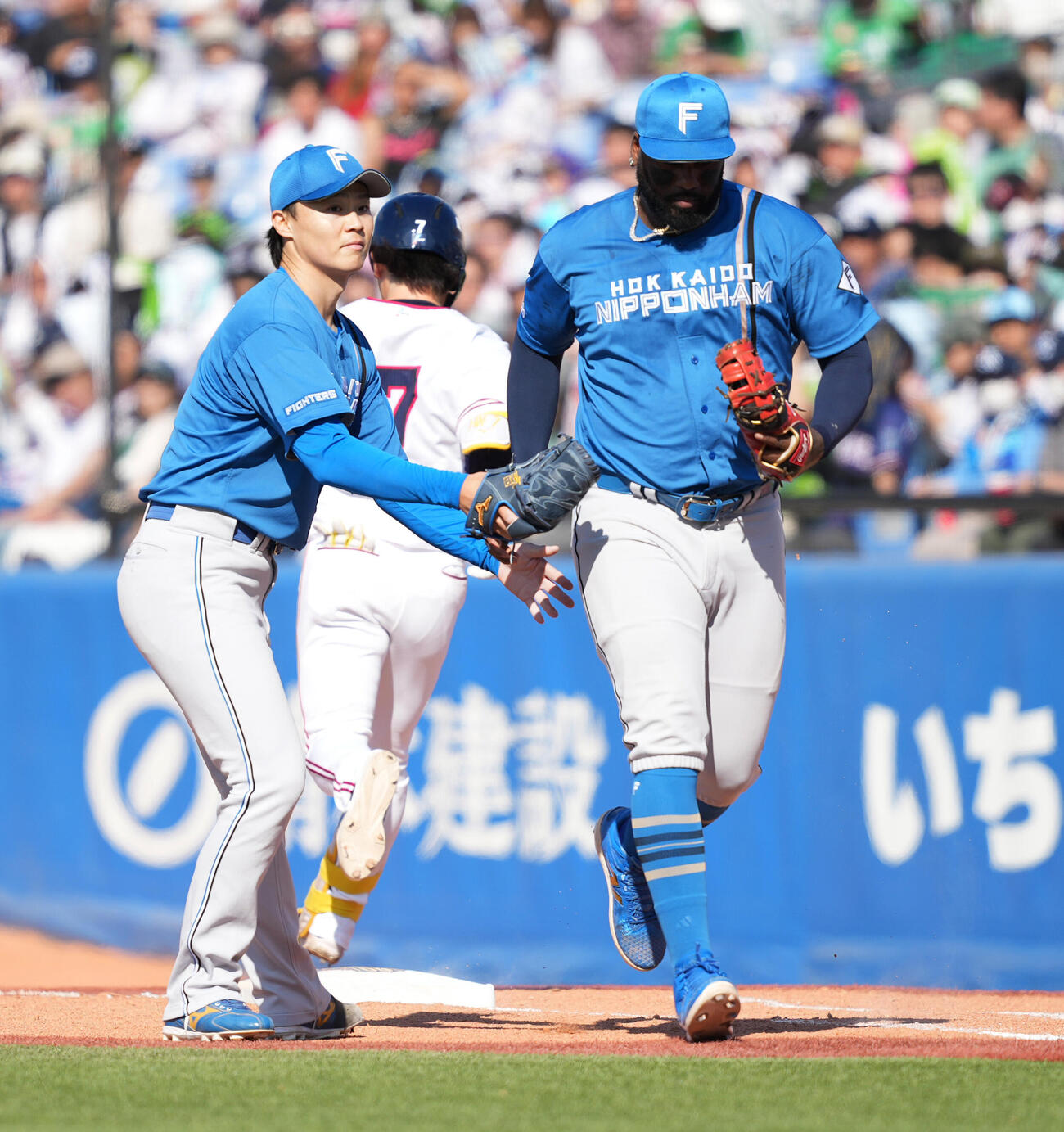 ヤクルト対日本ハム　5回裏ヤクルト2死、日本ハム先発の山崎福也（左）は代打長岡秀樹を一ゴロに仕留める（撮影・小沢裕）　
