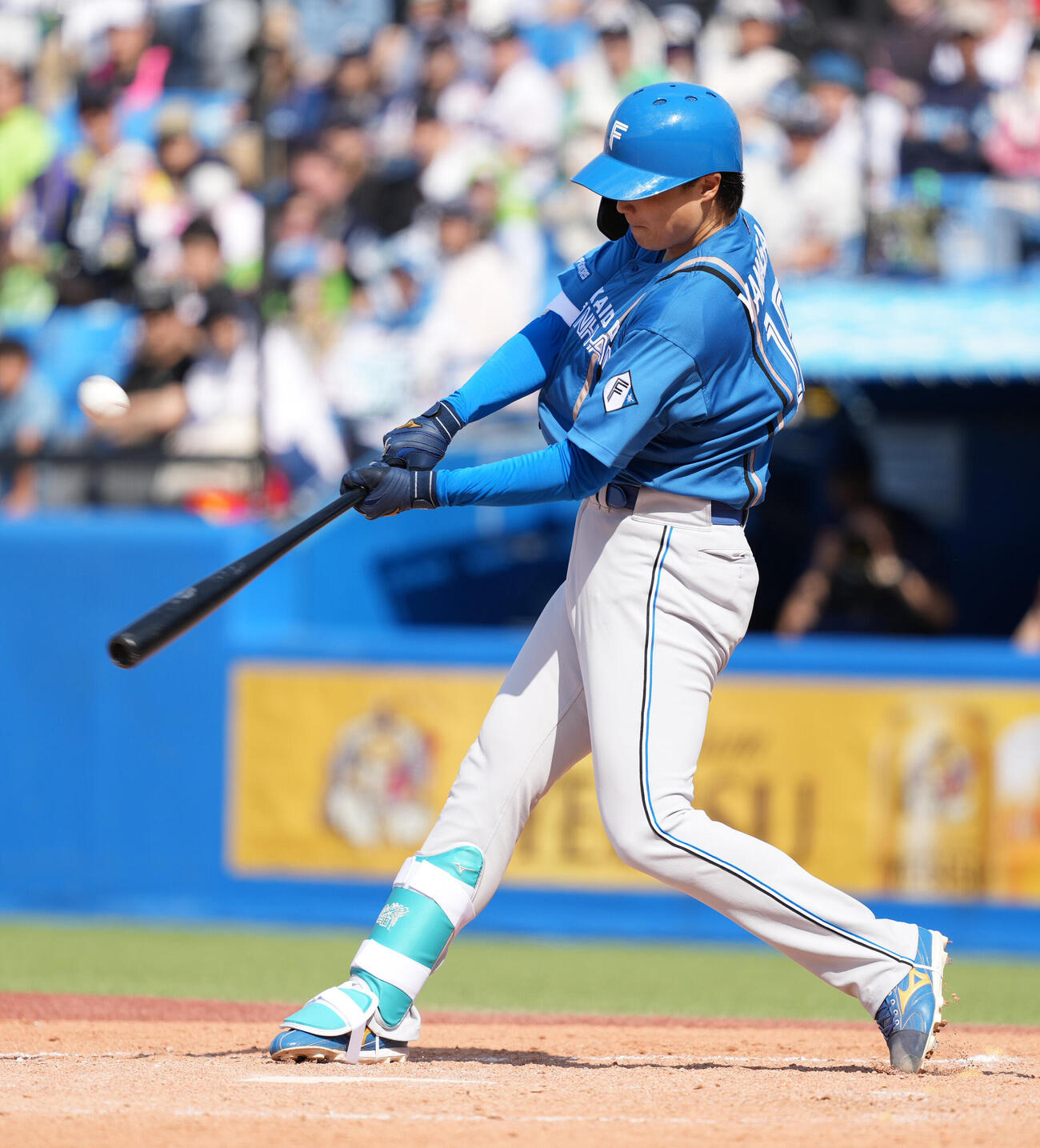 ヤクルト対日本ハム　4回表日本ハム2死二、三塁、山崎福也は中飛に倒れる（撮影・小沢裕）　