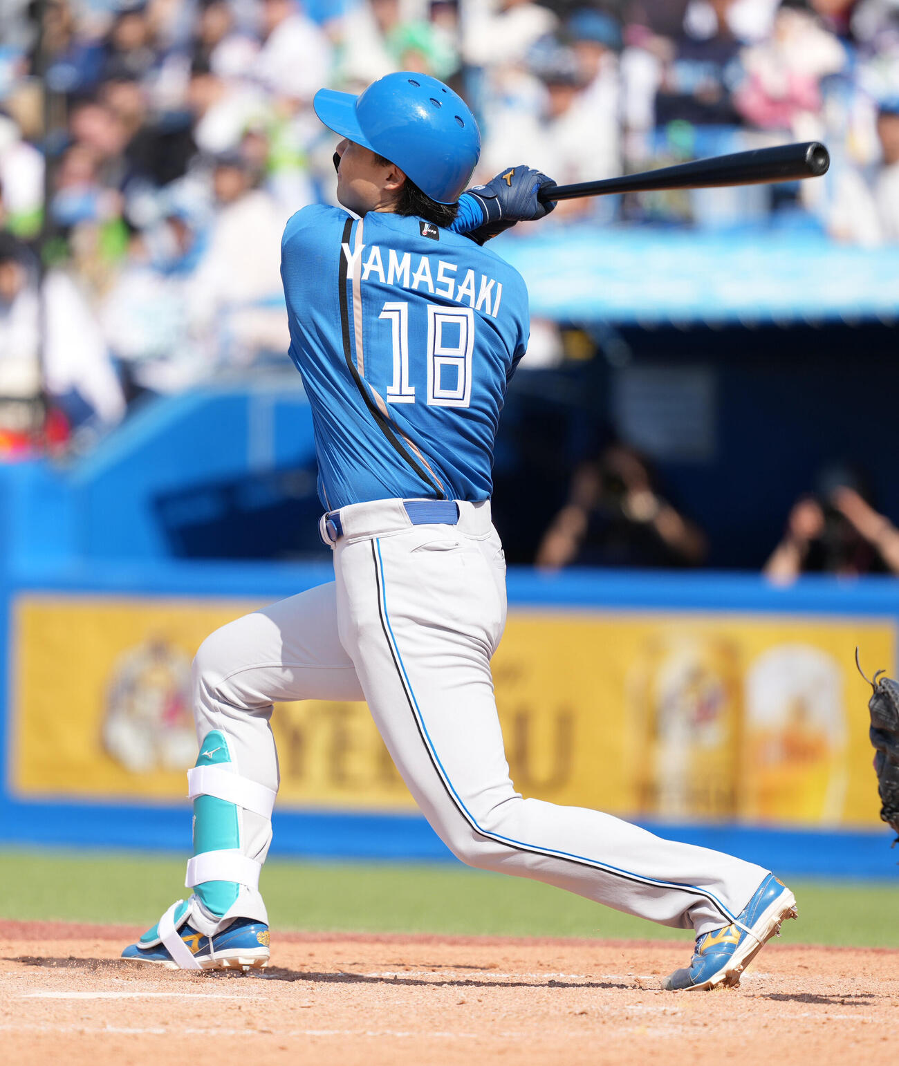 ヤクルト対日本ハム　4回表日本ハム2死二、三塁、山崎福也は中飛に倒れる（撮影・小沢裕）　