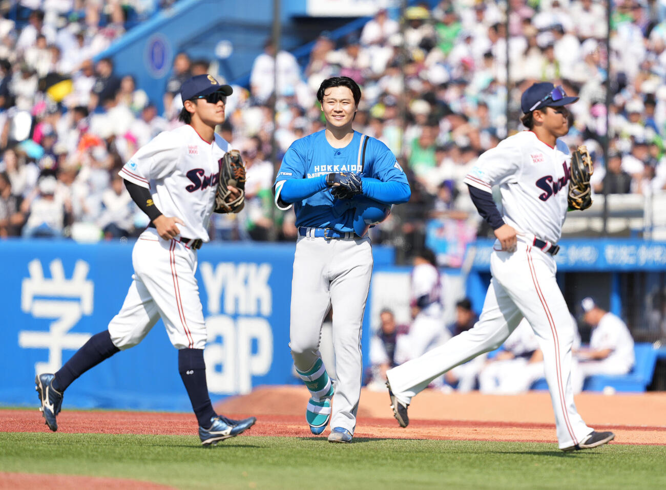 ヤクルト対日本ハム　4回表日本ハム2死二、三塁、山崎福也（中央）は中飛に倒れる（撮影・小沢裕）