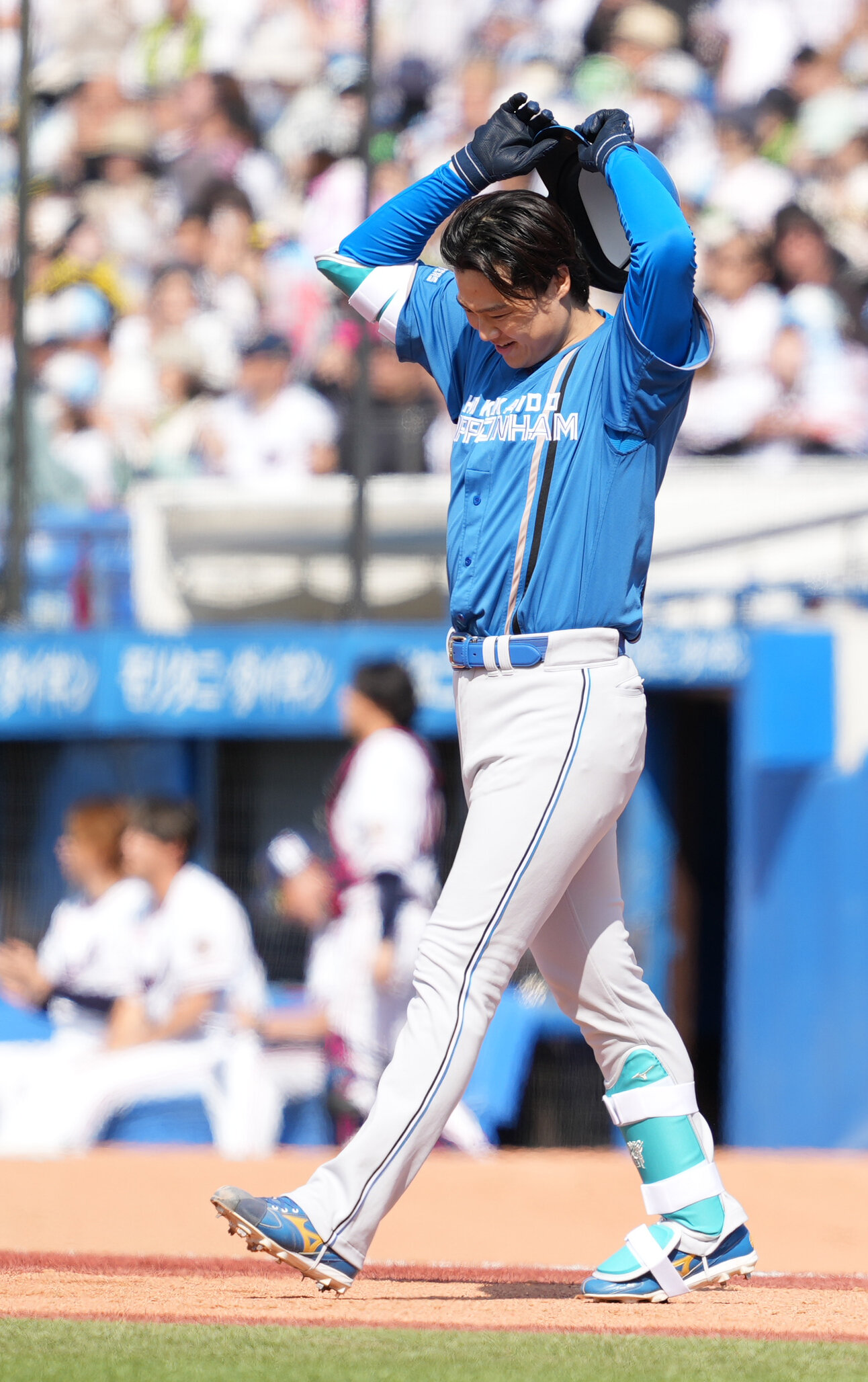 ヤクルト対日本ハム　4回表日本ハム2死二、三塁、山崎福也は中飛に倒れ悔しそうな表情を見せる（撮影・小沢裕）　