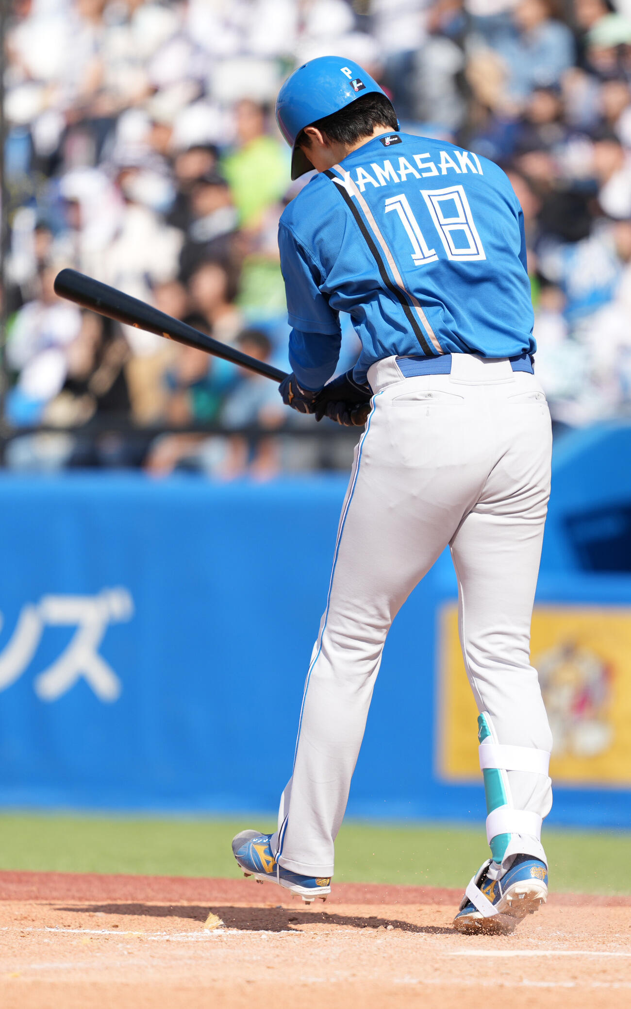 ヤクルト対日本ハム　4回表日本ハム2死二、三塁、山崎福也は中飛に倒れる（撮影・小沢裕）　