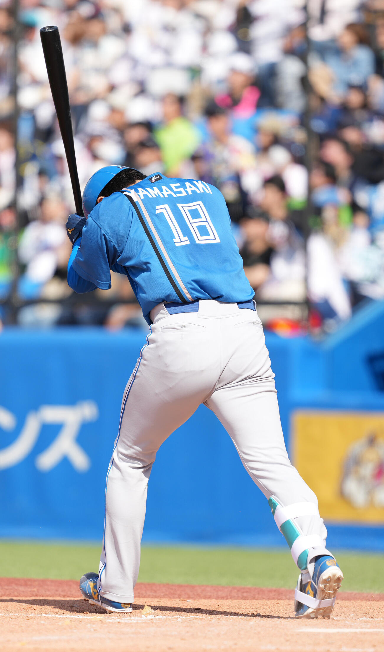 ヤクルト対日本ハム　4回表日本ハム2死二、三塁、山崎福也は中飛に倒れる（撮影・小沢裕）　