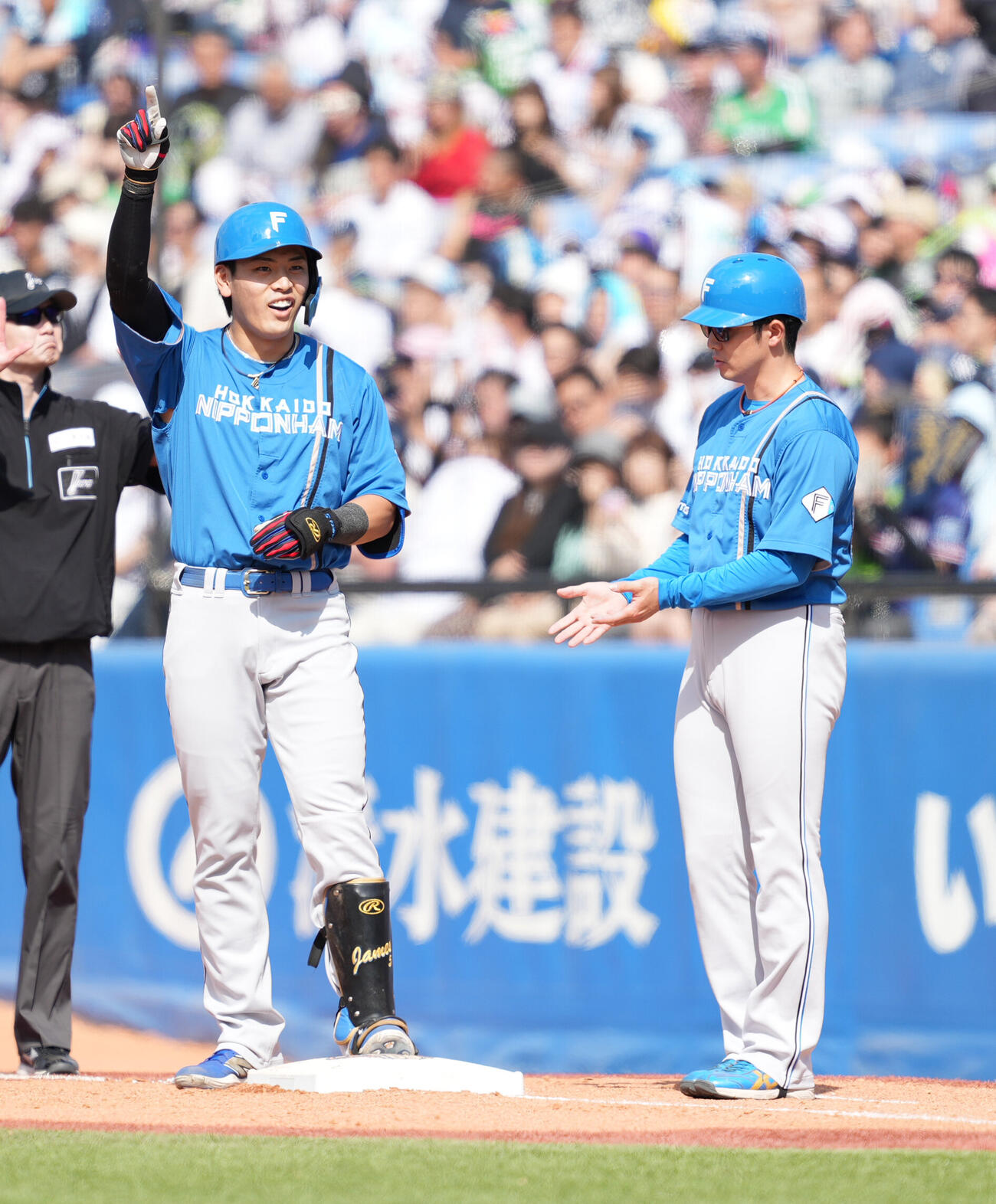 ヤクルト対日本ハム　4回表日本ハム2死一、三塁、野村佑希（左）は三塁を強襲する先制適時打を放つ（撮影・小沢裕）　