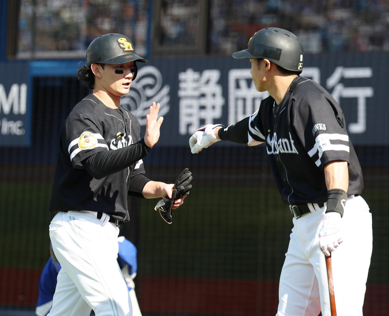 DeNA対ソフトバンク　5回表ソフトバンク2死三塁、適時二塁打を放った正木智也（左）は柳田悠岐とタッチを交わす（撮影・宮地輝）