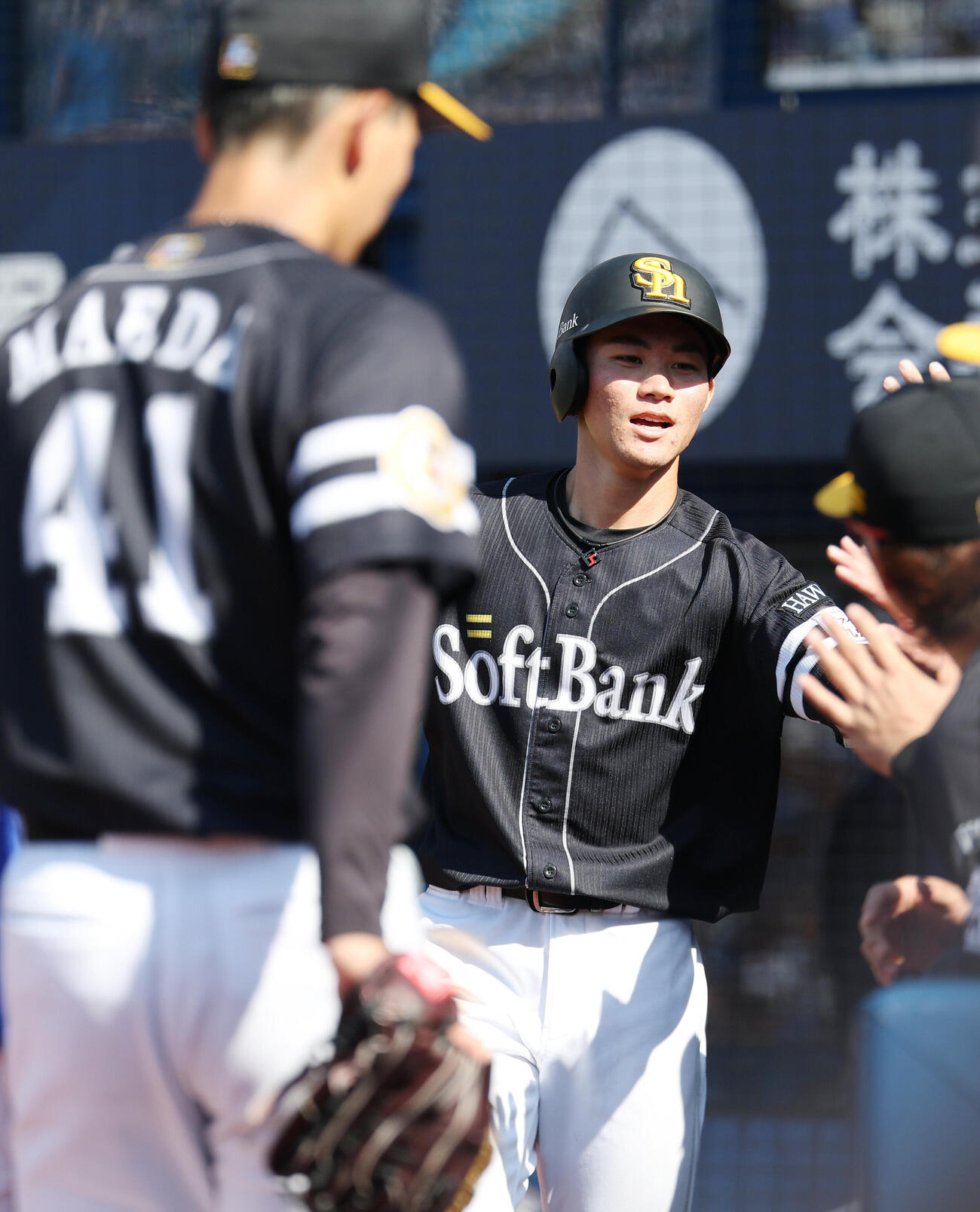 DeNA対ソフトバンク　5回表ソフトバンク2死三塁、正木智也の適時二塁打で生還した庄子雄大はチームメートとタッチを交わす（撮影・宮地輝）＝2026年6月6日