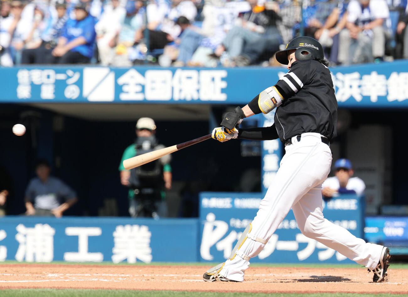 DeNA対ソフトバンク　5回表ソフトバンク2死三塁、適時二塁打を放つ正木智也（撮影・宮地輝）＝2026年6月6日