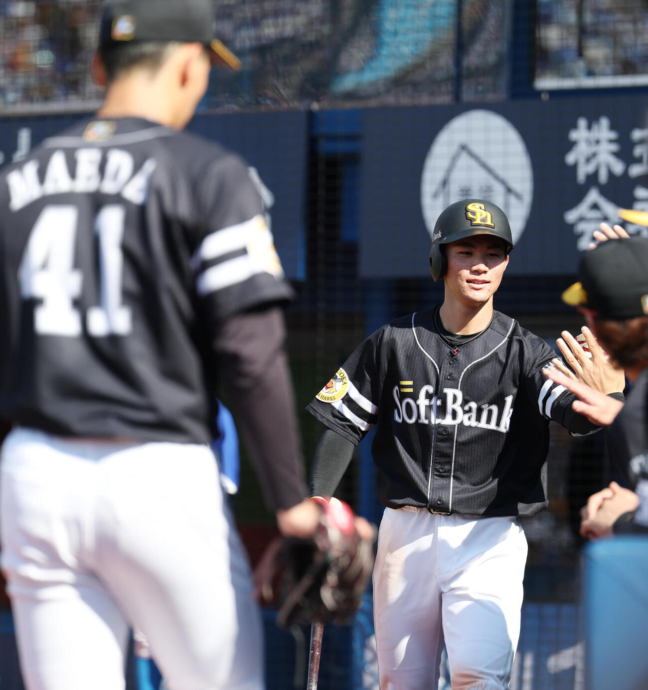 DeNA対ソフトバンク　5回表ソフトバンク2死三塁、正木智也の適時二塁打で生還した庄子雄大はチームメートとタッチを交わす（撮影・宮地輝）