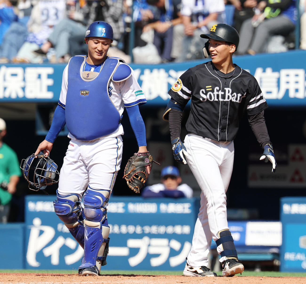 DeNA対ソフトバンク　5回表ソフトバンク1死一塁、送りバントを決め笑顔を見せる前田悠伍。左は捕手松尾汐恩（撮影・宮地輝）