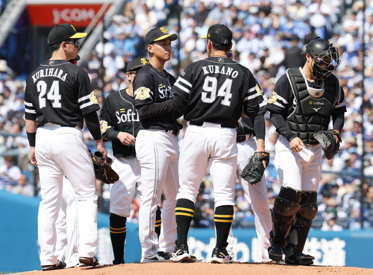 DeNA対ソフトバンク　1回裏DeNA1死満塁、クーパー・ヒュンメルに押し出しの四球を与えた前田悠伍（中央）に集まる選手たち（撮影・宮地輝）
