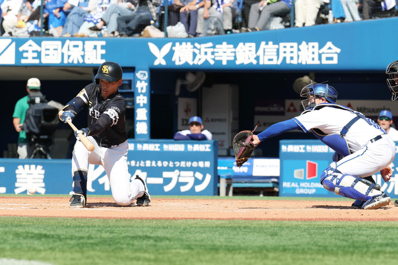 DeNA対ソフトバンク　5回表ソフトバンク1死一塁、送りバントを決める前田悠伍。右は捕手松尾汐恩（撮影・宮地輝）