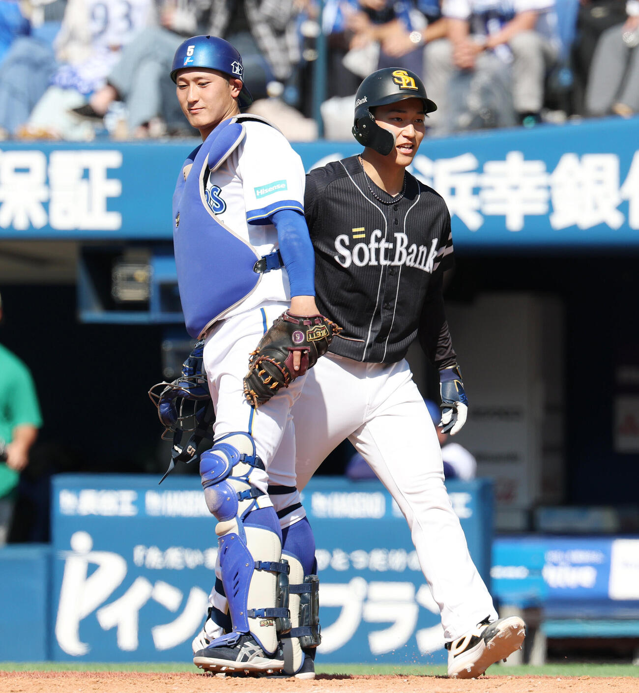 DeNA対ソフトバンク　5回表ソフトバンク1死一塁、送りバントを決めた前田悠伍（右）は松尾汐恩にキャッチャーマスクを手渡す（撮影・宮地輝）