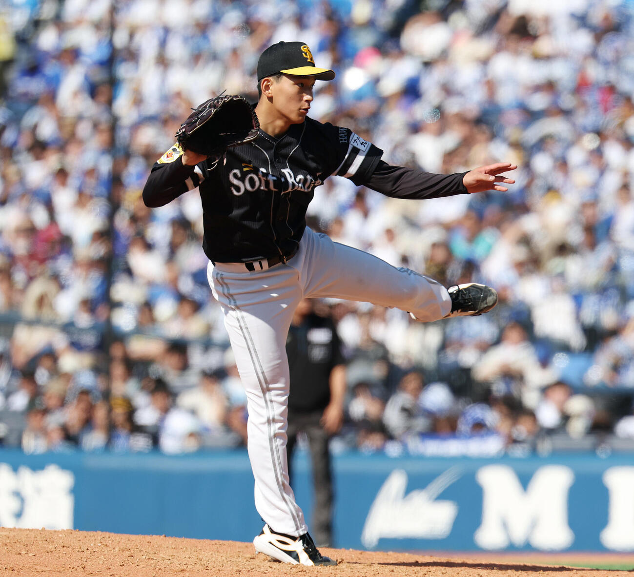 DeNA対ソフトバンク　5回裏DeNA2死、蝦名達夫から空振り三振を奪う前田悠伍（撮影・宮地輝）