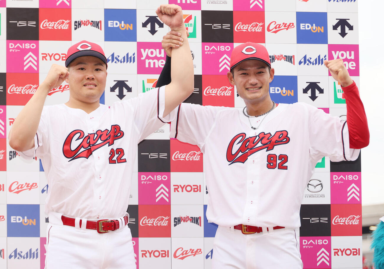 広島対オリックス　お立ち台でポーズを決める高太一（左）と名原典彦（撮影・加藤孝規）