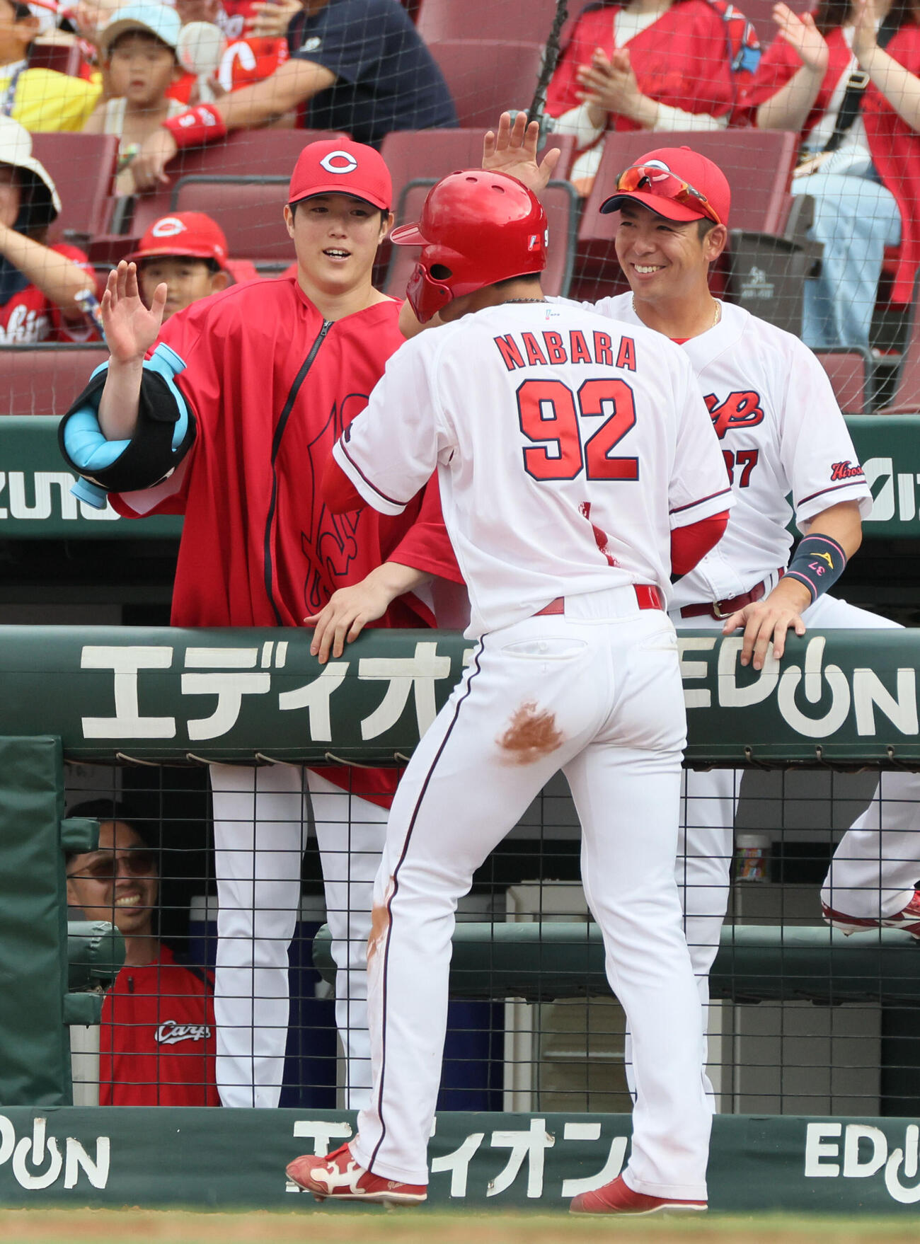 広島対オリックス　8回裏広島2死一、二塁で2点適時三塁打を放った名原典彦を迎える森下暢仁（左）（撮影・加藤孝規）