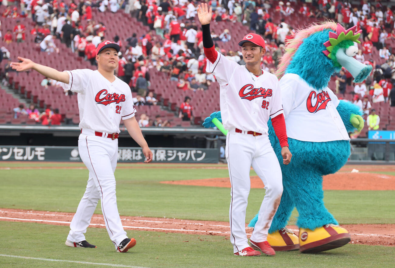 広島対オリックス　ファンの声援に応える高太一（左）と名原典彦（撮影・加藤孝規）