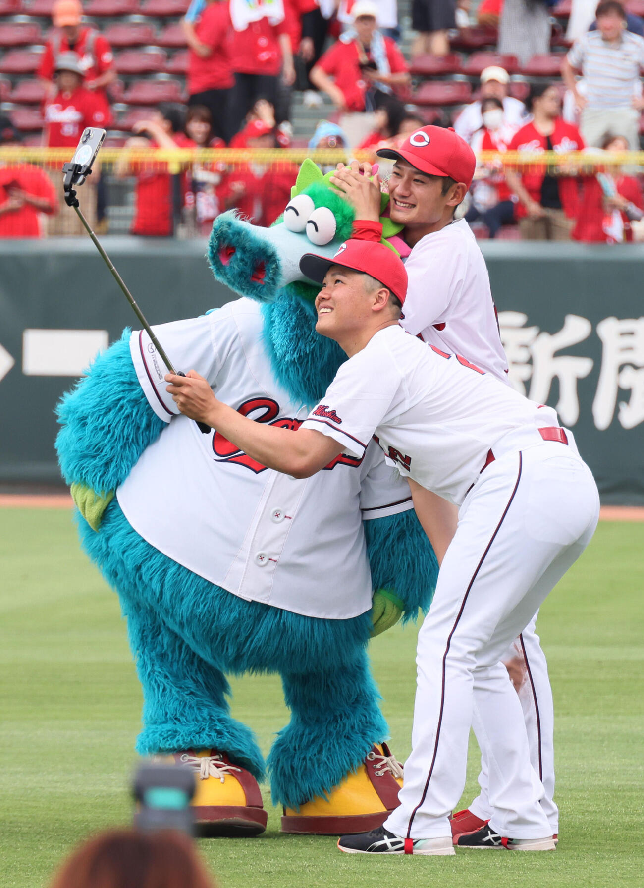 広島対オリックス　自撮りで盛り上がるる高太一（手前）と名原典彦（撮影・加藤孝規）