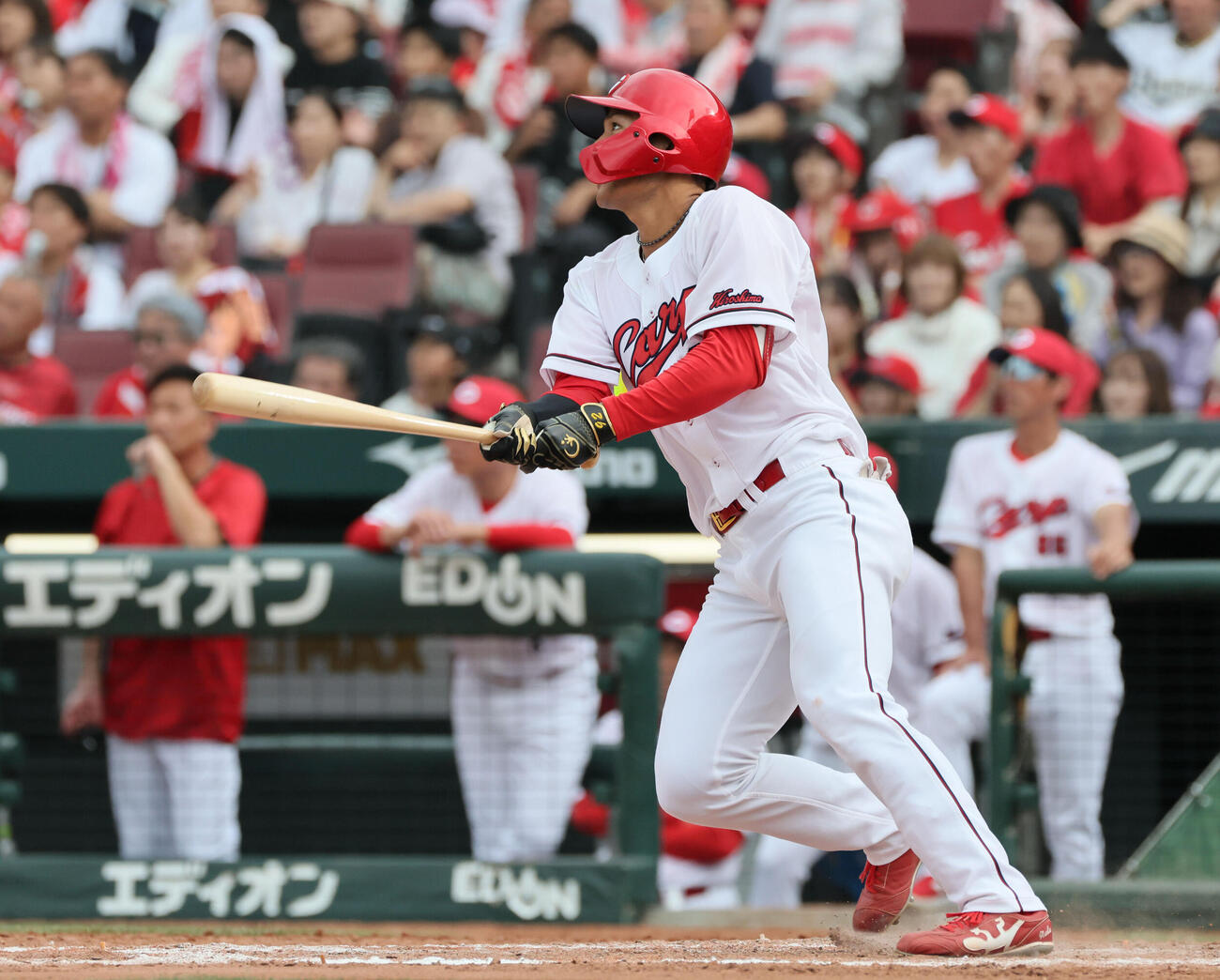 広島対オリックス　8回裏広島2死一、二塁、名原典彦は中越え2点適時三塁打を放つ（撮影・加藤孝規）