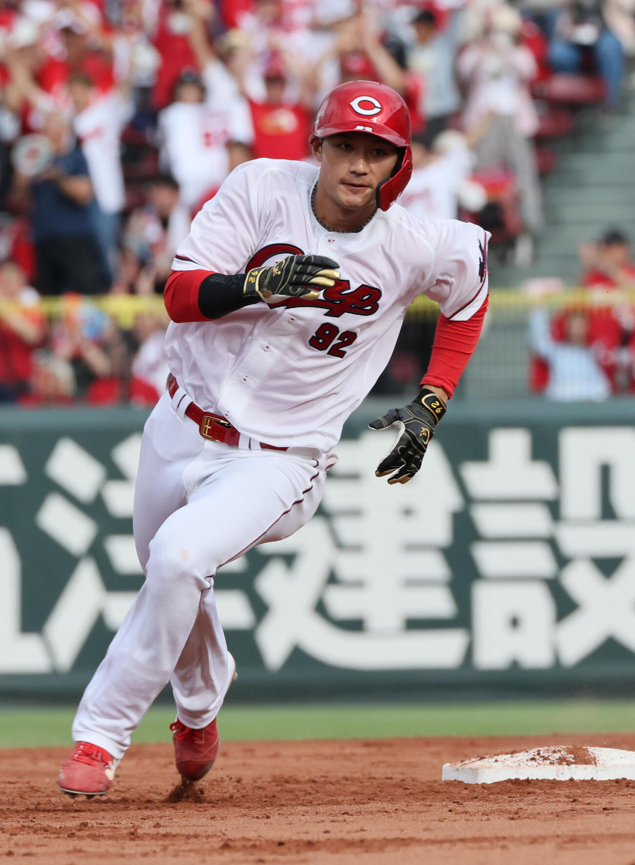 広島対オリックス　8回裏広島2死一、二塁、名原典彦は中越え2点適時三塁打を放つ（撮影・加藤孝規）