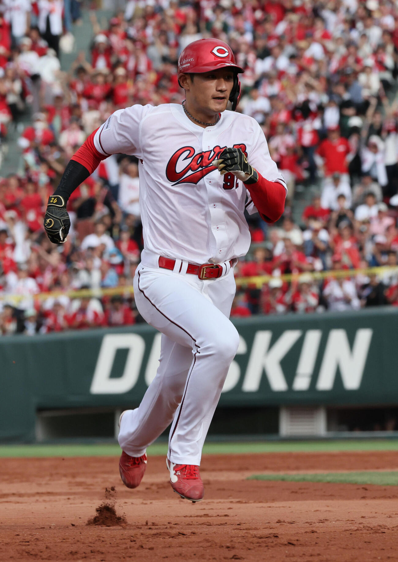 広島対オリックス　8回裏広島2死一、二塁、名原典彦は中越え2点適時三塁打を放つ（撮影・加藤孝規）
